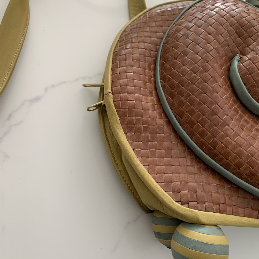 Vintage Carol Hearty Escargot Leather crossbody bag with intricate detail. - Picture 13 of 15